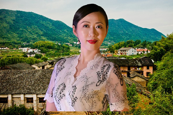 苏曼s在脚上磕了磕烟丝，然后对小辣椒说道：你以后跟着我混