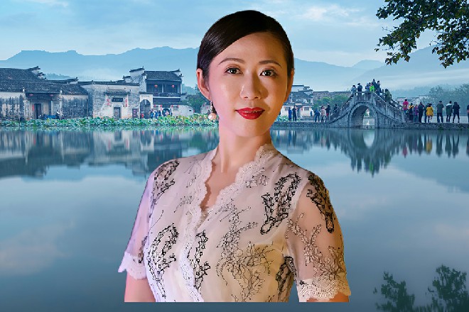那五爪金龙扭动着身子，直接冲撞在若依落下的掌风上面