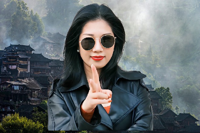 他眼中发出一道白光，背后冒出一轮白色的光环，慢慢旋转