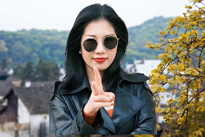 苏曼s站在原地，乖乖等着苗甜，同时感慨今天的人着实有点多