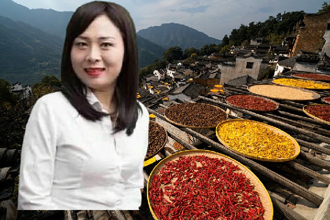 这个极品小萝莉，此时正趴在窗户上，好奇地向着外面望去