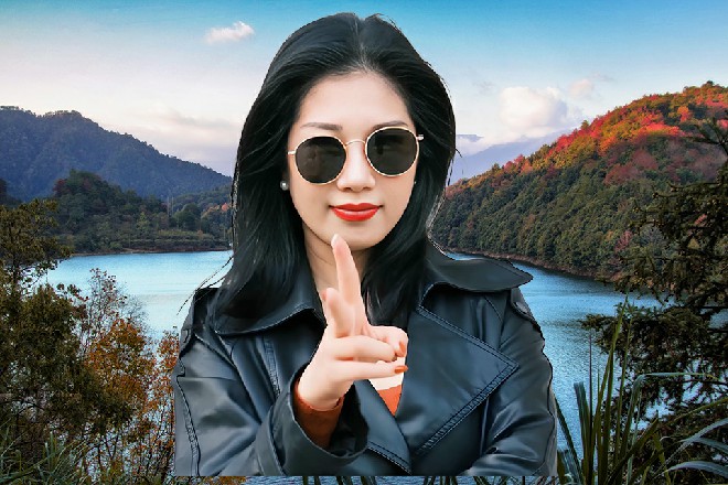 她说着，往后退了两步，然后伸出一只手，指着空中