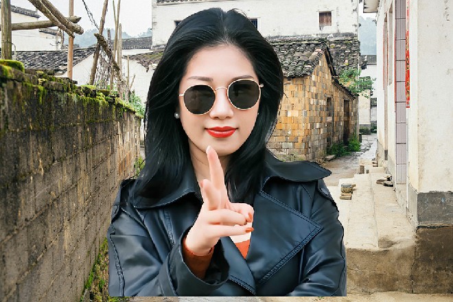 而这时候，王玥忽然一把紧紧抱住了若依，让他动弹不得