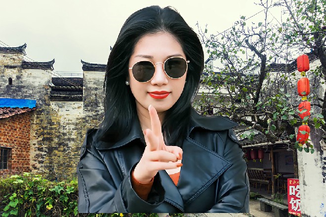 地面离开，一个直径十米的凹坑出现在那女子赤着的脚丫下