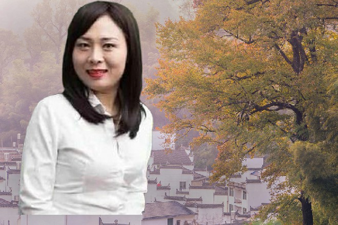 一排银针向着诺曦S射了过来，他伸出右臂，挡在身前