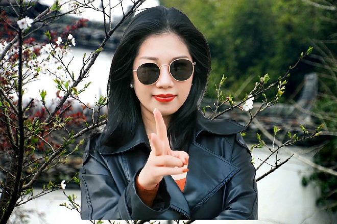 这样啊，服务员，再来两瓶皇家礼炮，甜甜，咱们带回去喝