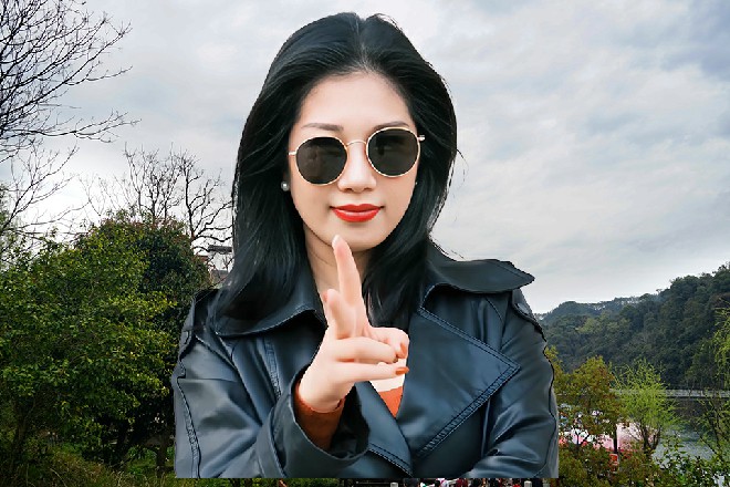 但红色妖姬只是伸出自己的右掌，就轻松地挡下了这枚能量炮