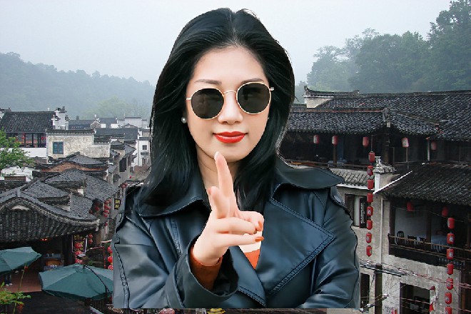 他的拳头都敲出了血来，而站在外面的守卫却置之不理