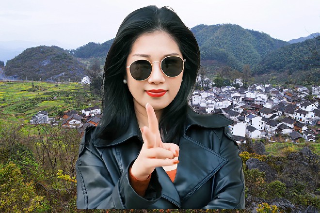 但她此时是贴在廖婧涵的背上，因此被廖婧涵察觉到了