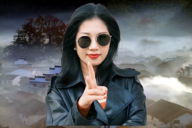 两个人贴的这么近，伊轩甚至能闻到那罗莉身上的幽香