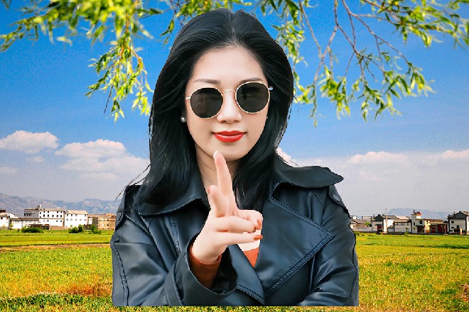 若依坐回到车里，一旁的郑鹏看着他，眼睛里都是小星星