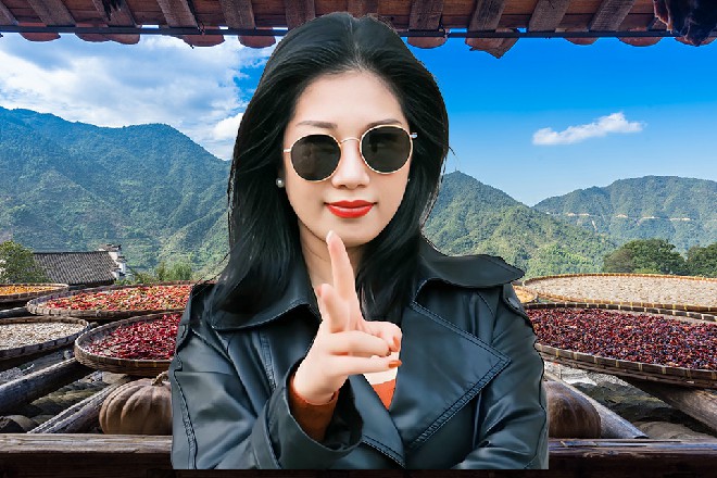 苏曼s直接右手一抖，手指堪堪擦着电龙的身体，抓在了空处
