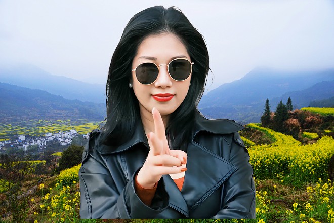 他伸出一只手，抓在边缘，然后手掌一撑，向着上面翻起来