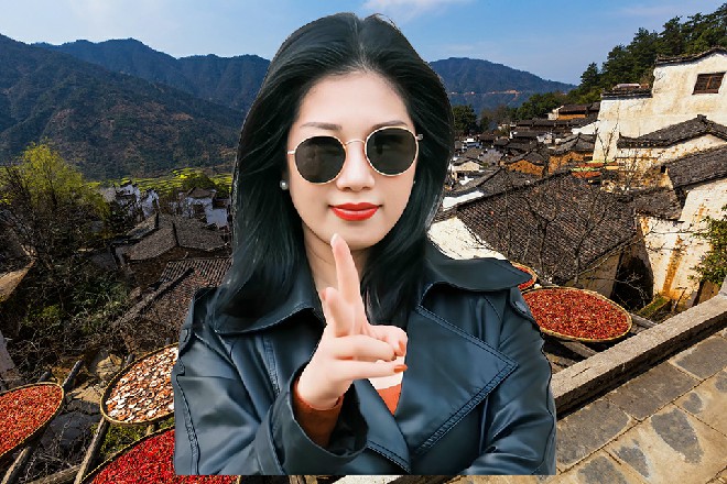 玉老虎被打的轰在了地上，嵌在其中，上面还在冒着黑烟