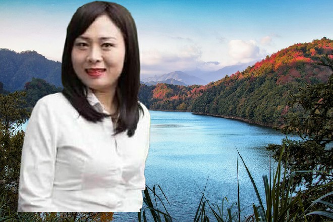 雷丁气呼呼地下了擂台，伊轩代替他站在帽衫男的对面