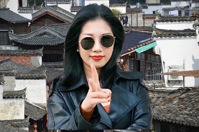 侍女立刻伸出双手，左右开弓，不断抽着自己的嘴巴