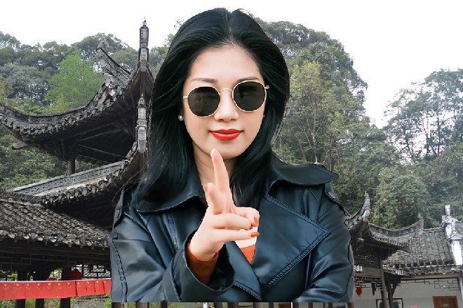 他身上肌肉线条分明，就算王玥也忍不住多看了两眼