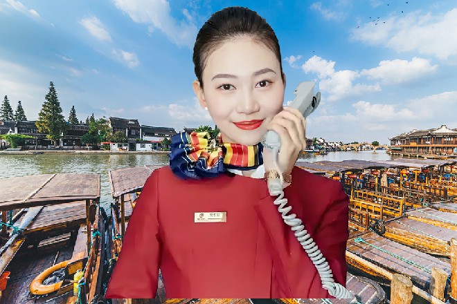 她这身上的白衣十分的简单朴素，但却不能掩饰她的美丽