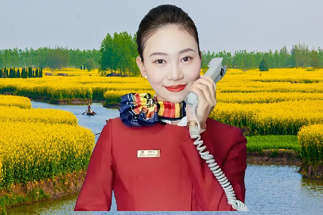 但苏曼s依然稳稳站在那里，只是身上出现了烧焦一样的黑烟