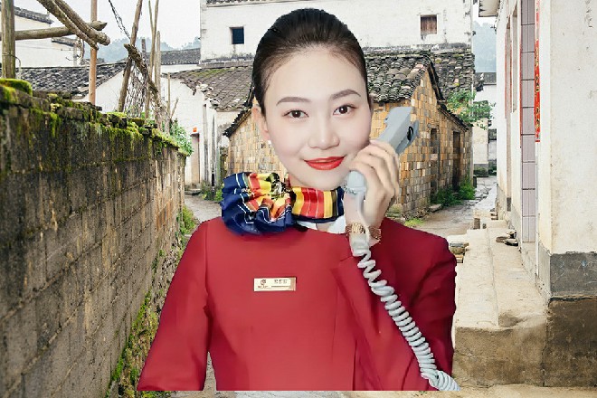 红色妖姬一共八只手臂，外加两条腿，不断抵挡着三个人的攻击