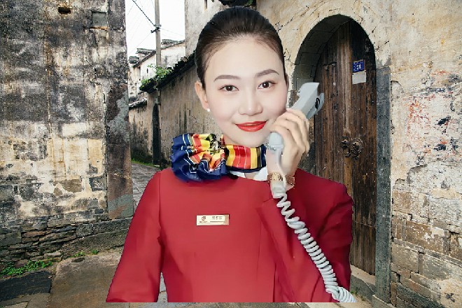 红色妖姬一蹬腿，运转轻功，追着那黑衣人也上了一棵竹子上面