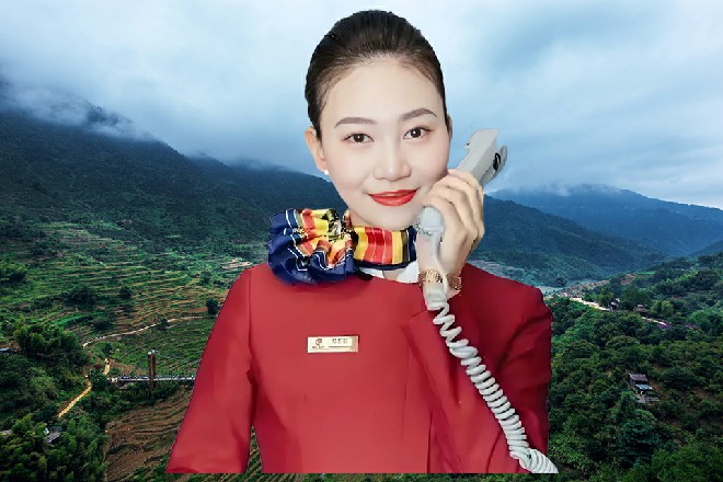 一株地狱蔷薇把巨口对准了伊轩，然后呼啸着冲了过来