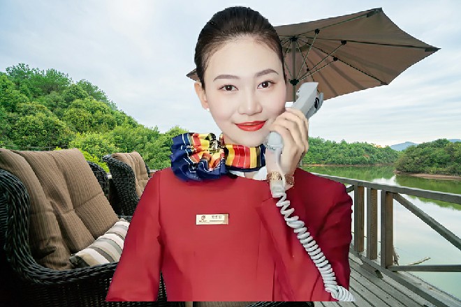 容小薰似乎在注意什么，没有察觉，而苏曼s却有点心跳加快