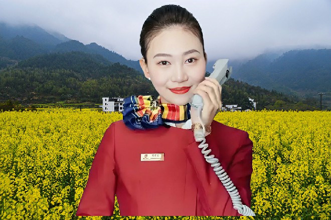 他们身后也挺乱，到处都是施工现场，砖头就有好几摞