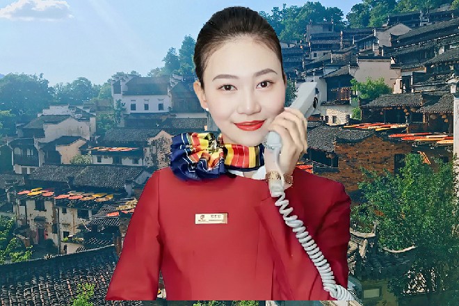 而秦海出现在天道的身后，双手从身后锁住了他的身体