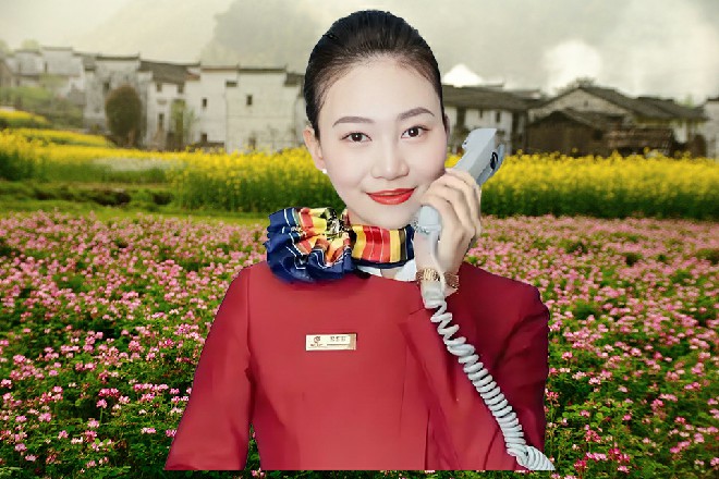 而诺曦S抱着胳膊，站在那里，身后还是那敞开的城门