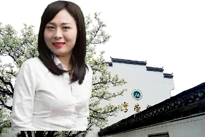 说完，拿起车钥匙按下去，滴滴两声，奔驰车终于解锁了