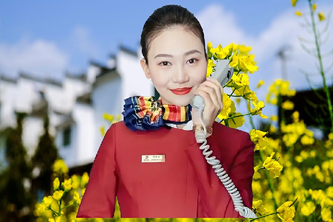 但华山剑打在他的身上，却发出当的一声，直接被弹飞