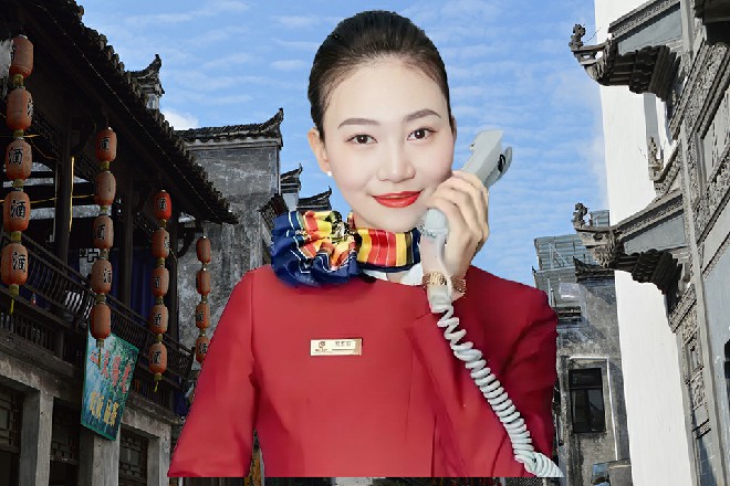 这一掌落在了两把太刀上，伊轩竟然被震得倒退了两步