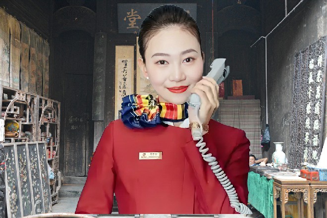 这平静的湖水忽然掀起一股大浪，一头向着南海神尼拍去