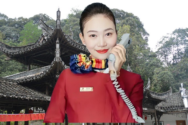 他拖着这锤子，走到了工厂的前面，瞄准了面前一堵大墙