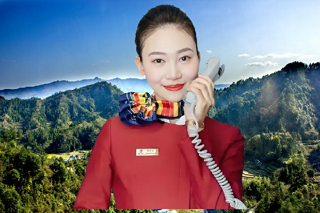 而红色妖姬的右爪如同白骨一般，直接抓在了圣堂骑士的肩膀上