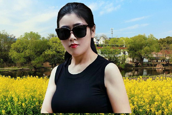 嗯嗯，我帮你擦擦，以后可不准哭了，我会保护你的，小妞