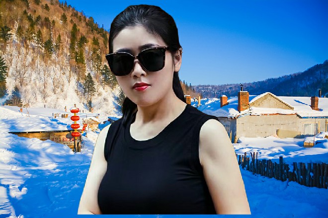 这大汉怀中搂着一个女人，背后背着一把两米多长的偃月刀