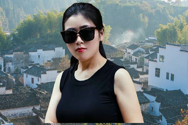 龙娇娇眼神迷离，仿佛回到了几年前，同样是在这个大堂里