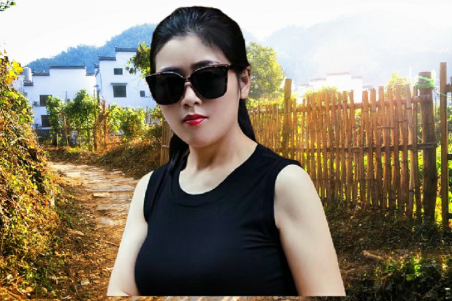 诺曦S喝了一口杯中的红酒，然后把脚搭在了桌子上面