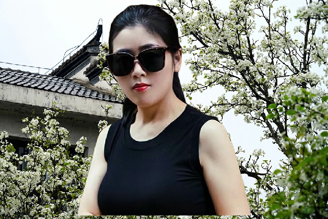 就在这时候，正在开车的司机忽然惊呼一声，那是什么