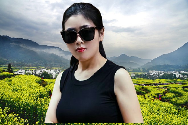 而伊轩蹲在角落里，看到这一幕，眉毛忍不住养了起来