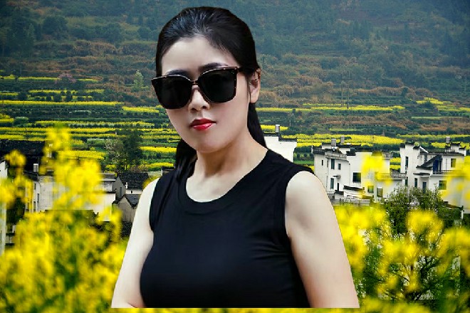 这两扇一百吨重的大门，竟然就这样被苏曼s一点点给推开了