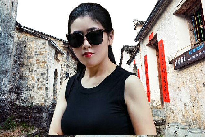 他走到尸体旁边，伸出手指，直接从他的脑袋里抠出那枚子弹