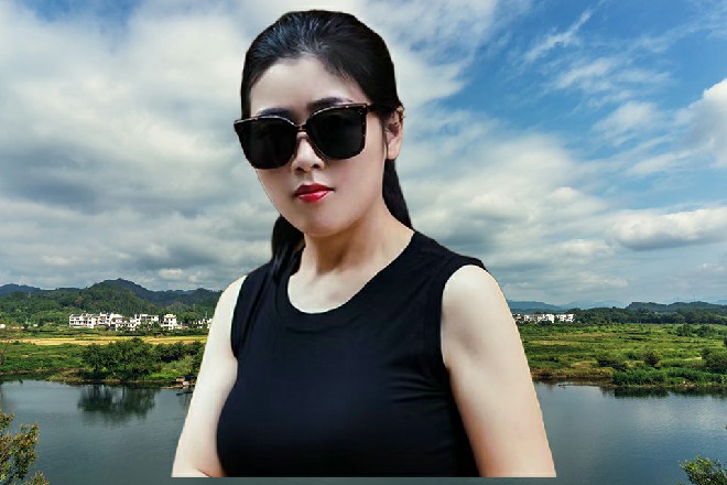 大源惠子身上穿着经典的和服，走在S市的街道上面