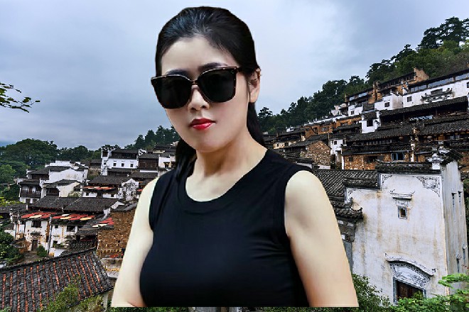 红色妖姬伸手，一记手刀砍在那少妇的后颈上，她顿时昏了过去