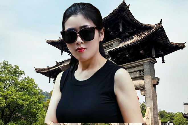 电话里传出一个有点沙哑的声音来，带着一丝掩饰不住的兴奋