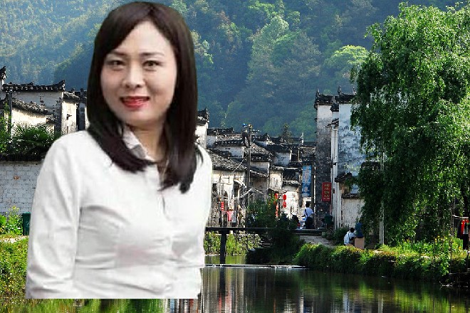 那女子一头紫色的长发，相貌清秀，但带着一种魅惑