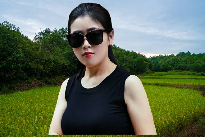 红色妖姬说着，手掌上带着波纹的力量，再次落在了柱子上面