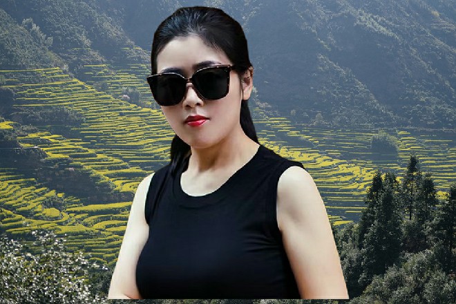说着，小萝莉忽然把自己手里一直玩弄的小熊给丢了出来